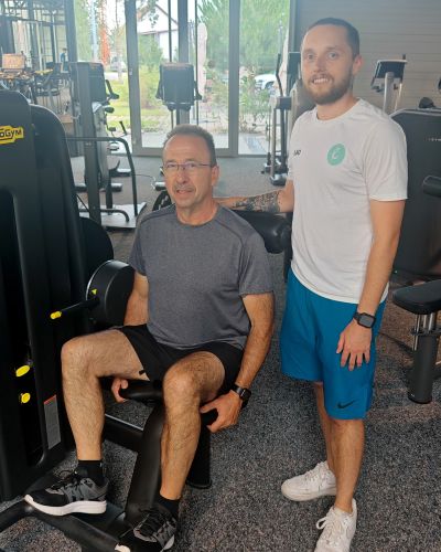 Patient Rainer Schaust am Gerät mit Therapeut