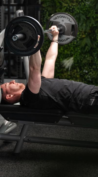 Fitness | Mann beim Bankdrücken