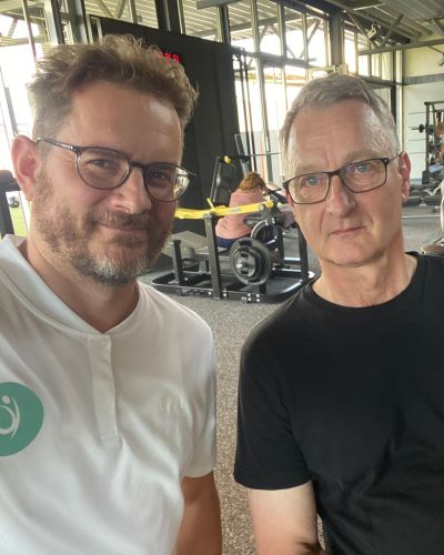 Patient Prof. Dr. med. Gerhard Rümenapf mit Therapeut