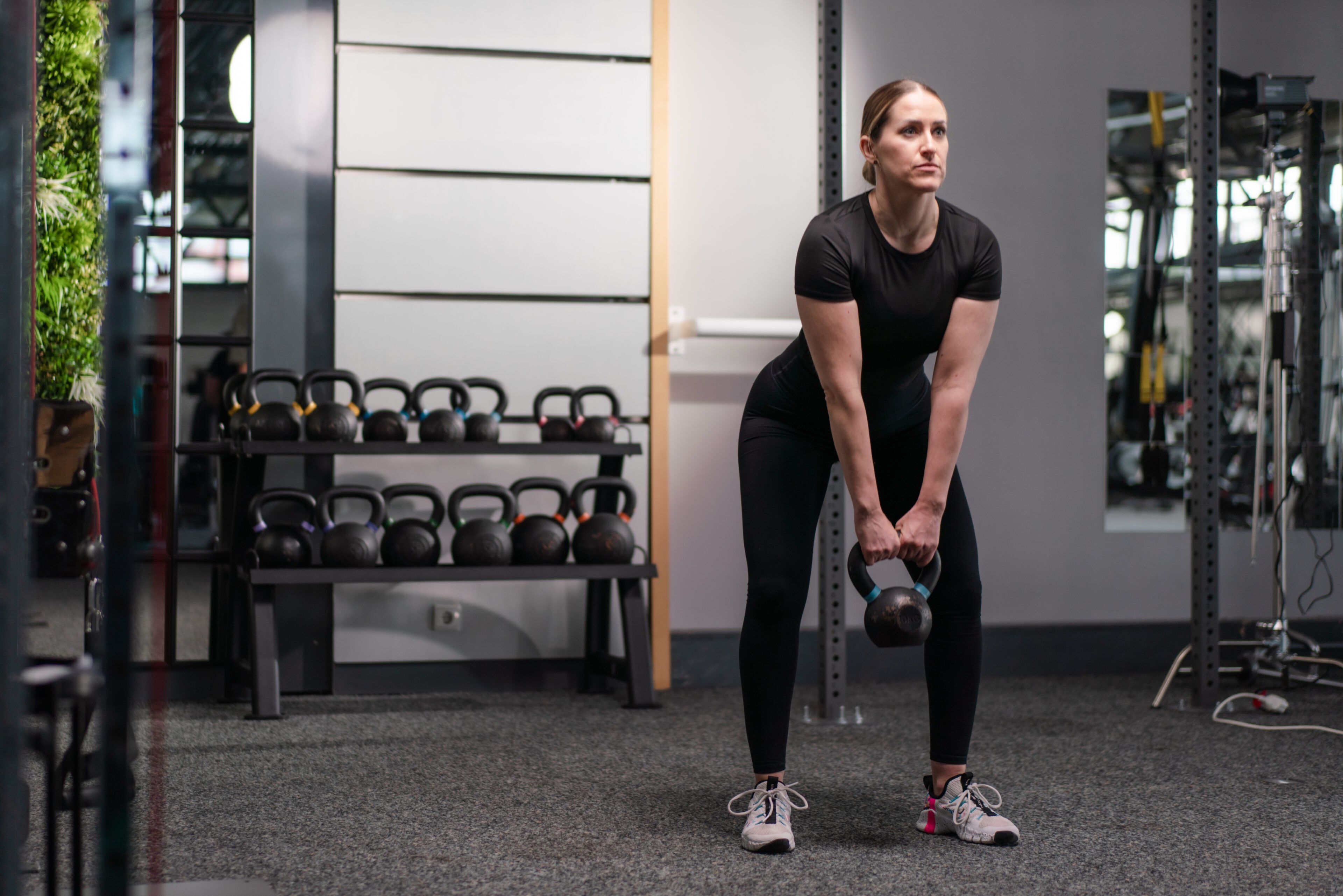 Frau mit Kettlebell