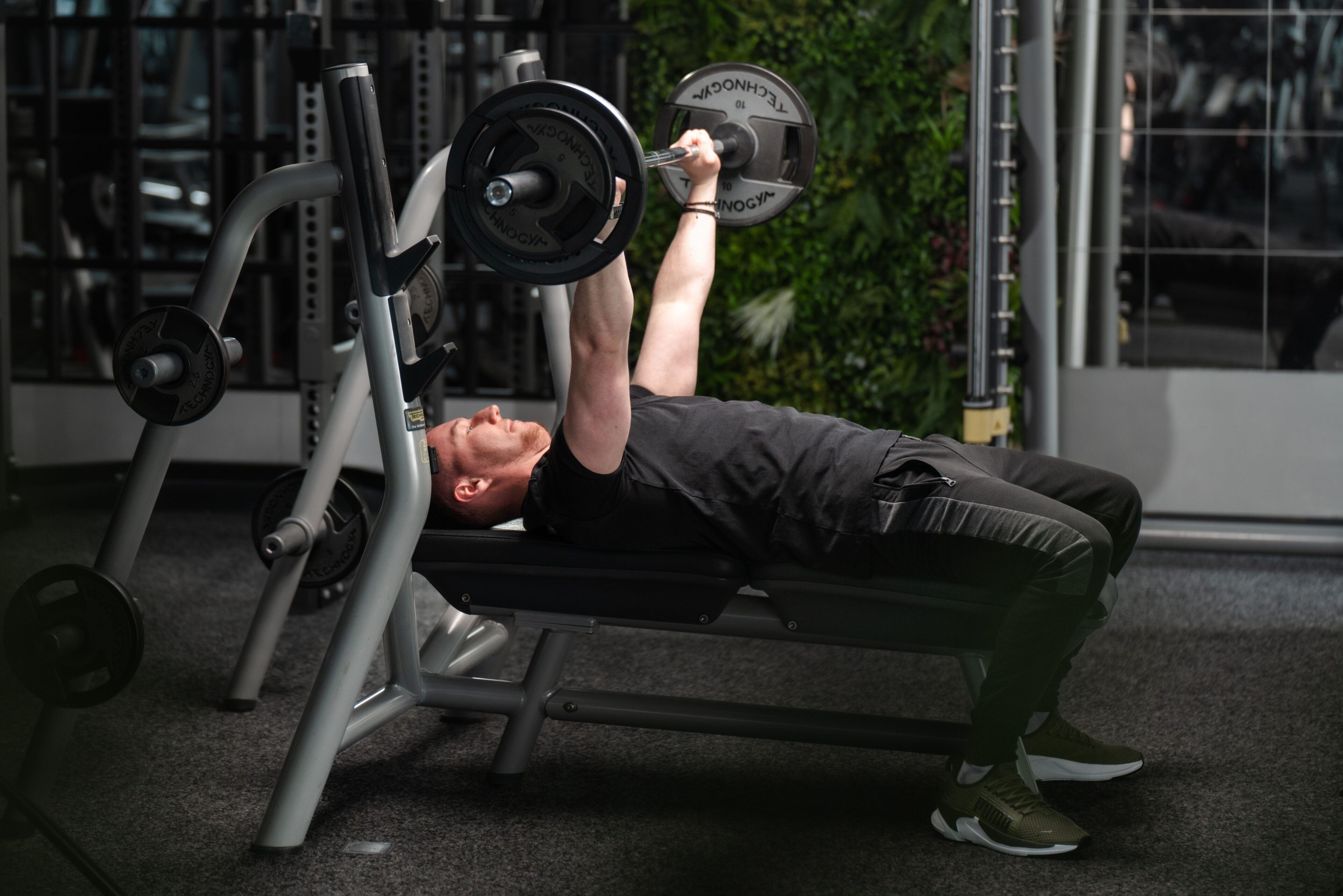Mann auf Hantelbank