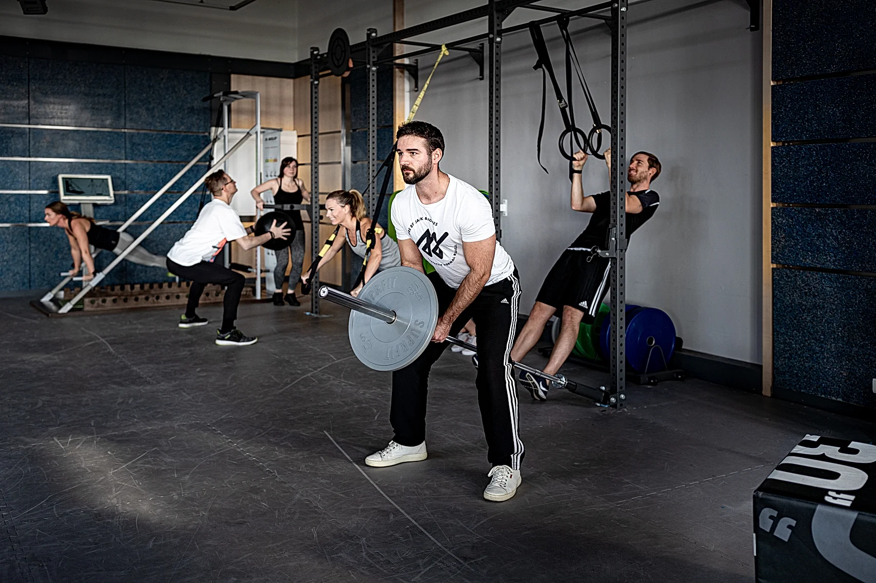 Gruppe von Menschen beim Sport machen 